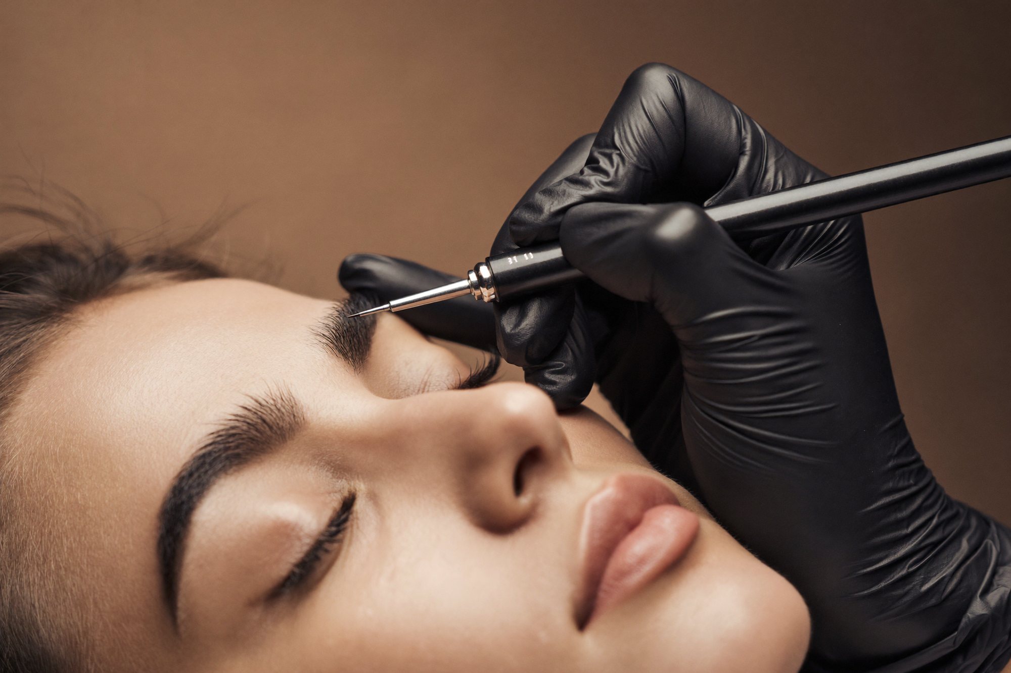 De specialist van The Brow Editor aan het werk tijdens een behandeling