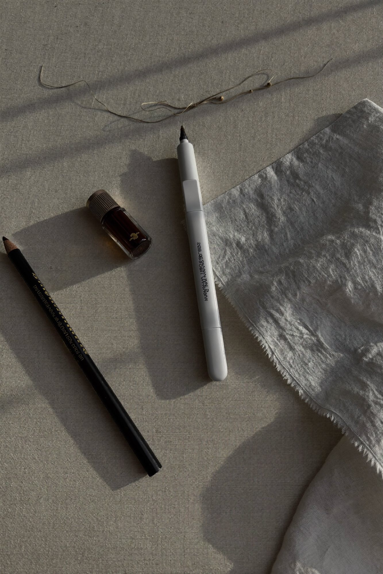 Pigmentflesje en tekenpotloden voor permanente make-up op linnen